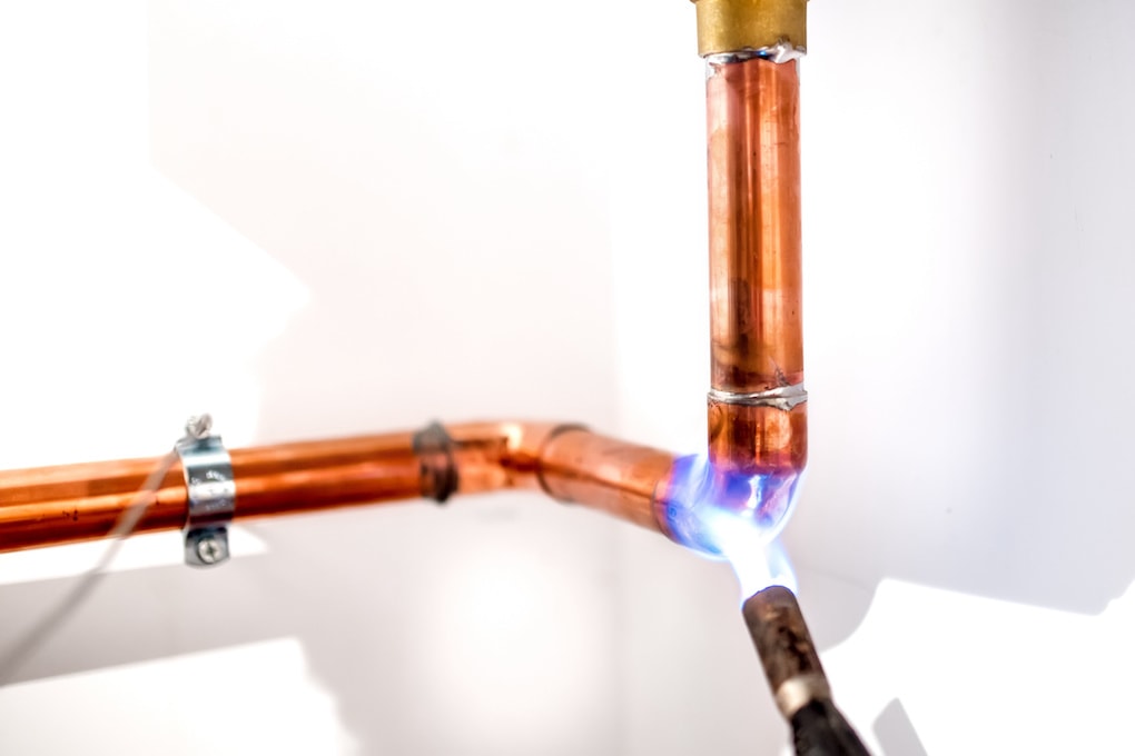 heating the joint of copper pipes