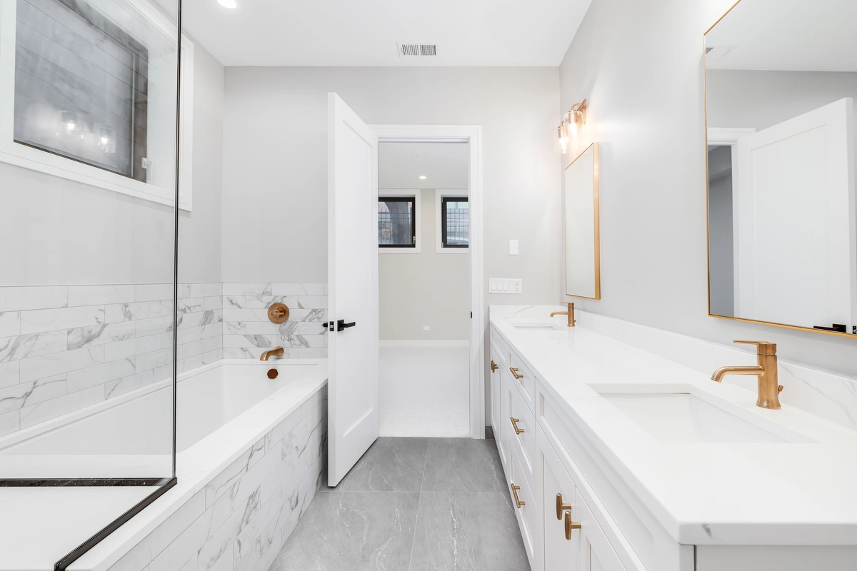 white luxurious bathroom design 
