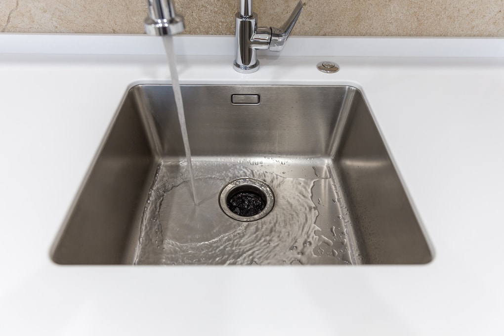 Stainless kitchen sink with unclogged drain